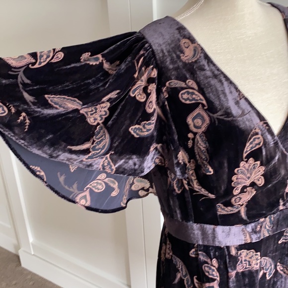 Eliza J - Capelet Velvet Dress - Picture 7 of 9